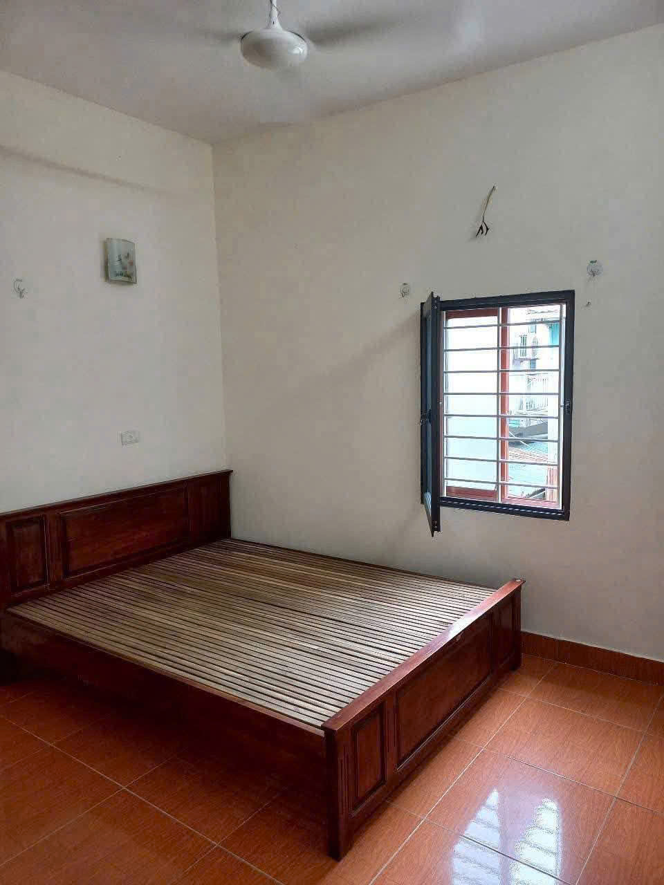 Cho thuê nhà ngõ 192 Lê Trọng Tấn, 40m2, 2.5 tầng, 3 ngủ, 8.5 triệu ở hộ gia đình, nhóm ngoan - Ảnh 1